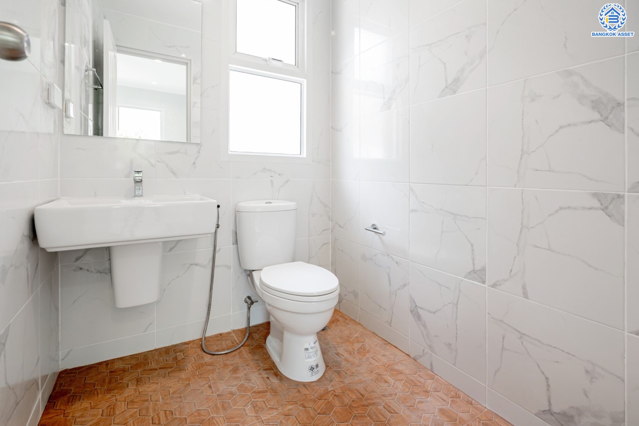 บ้านมือสองตกแต่งใหม่ ม.ชัยพฤกษ์ บางบัวทอง บ้านเดี่ยวจากแบรนด์ LH เนื้อที่ 61.7 ตร.ว. ฟังก์ชัน 3 ห้องนอน 3 ห้องน้ำ จอดรถได้ 1 คัน พร้อม Facilities ครบครัน บนทำเลเดินทางสะดวก ติดถนนบางกรวย-ไทรน้อย ใกล้เซ็นทรัลเวสต์เกต และรถไฟฟ้าสายสีม่วง "สถานีบางพลู"